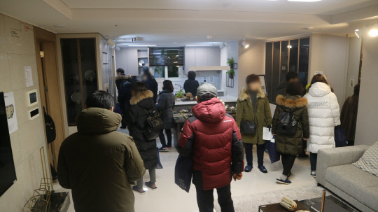 위례포레자이 유니트 내부를 관람하고 있는 수요자들. <이상현 기자>